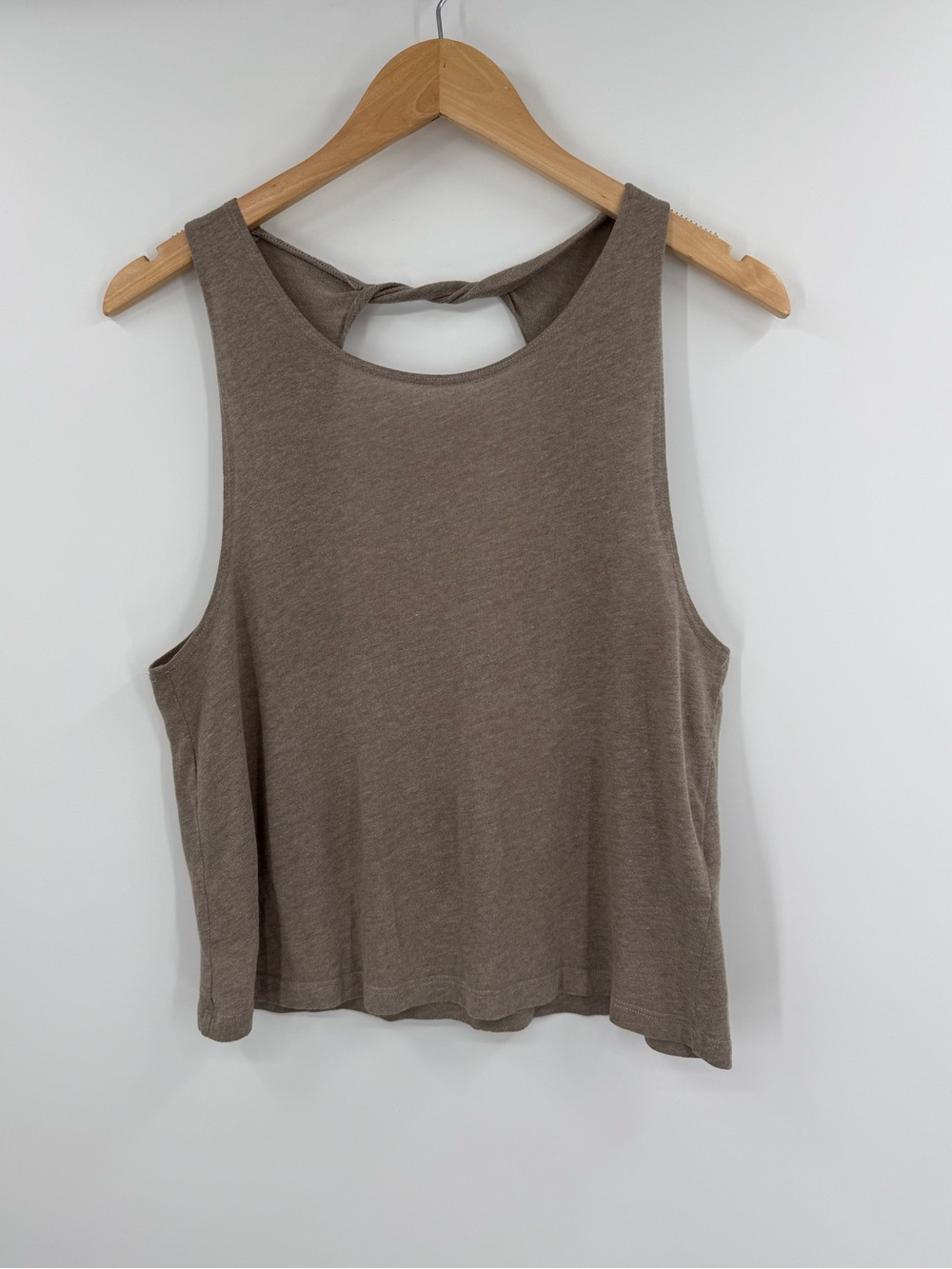 Beyond Yoga Twisted Open Back Crop Tank | Taupe | Size Medium - Picture 2 of 5